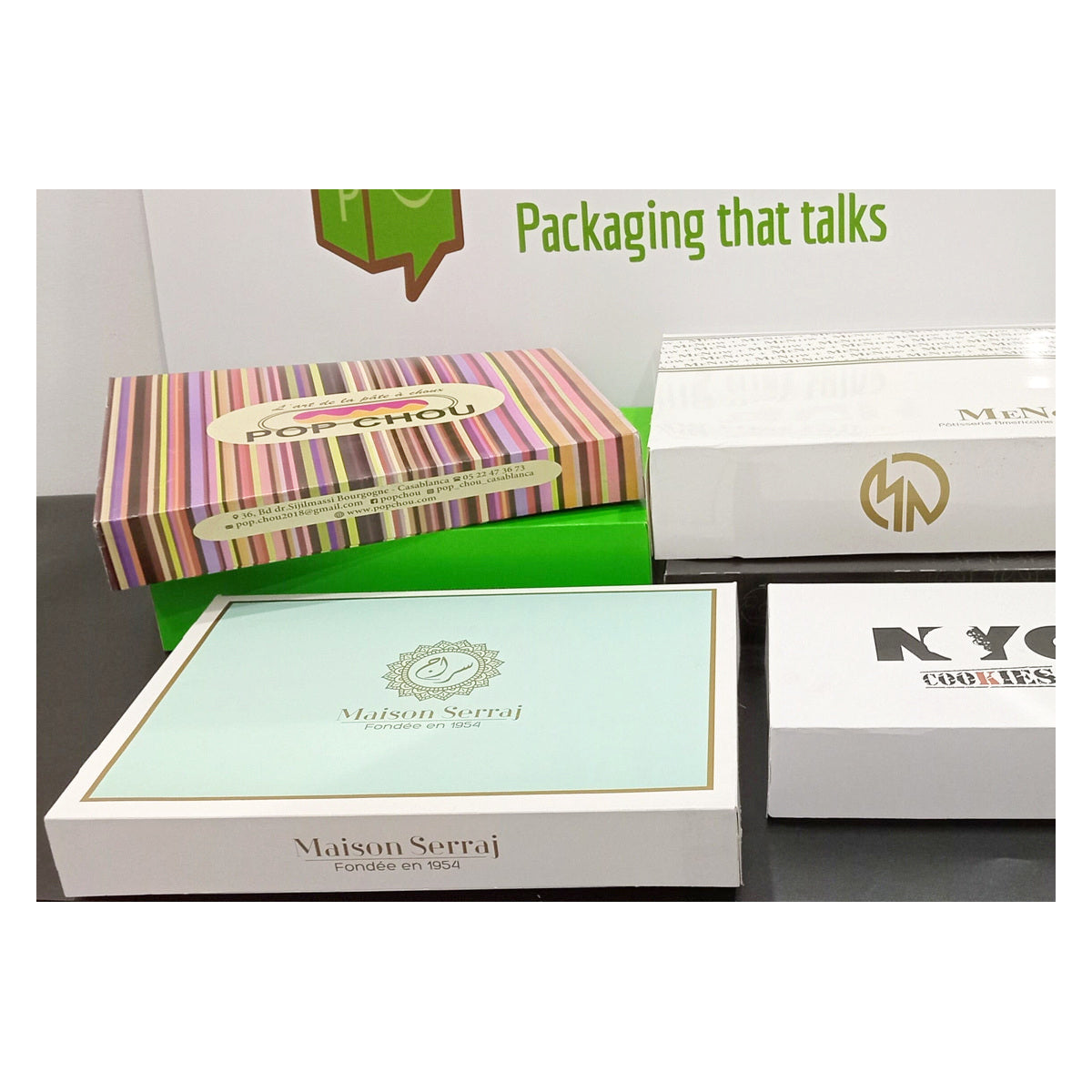 Caja cubrebandeja de pastelería personalizada en rosa y blanco