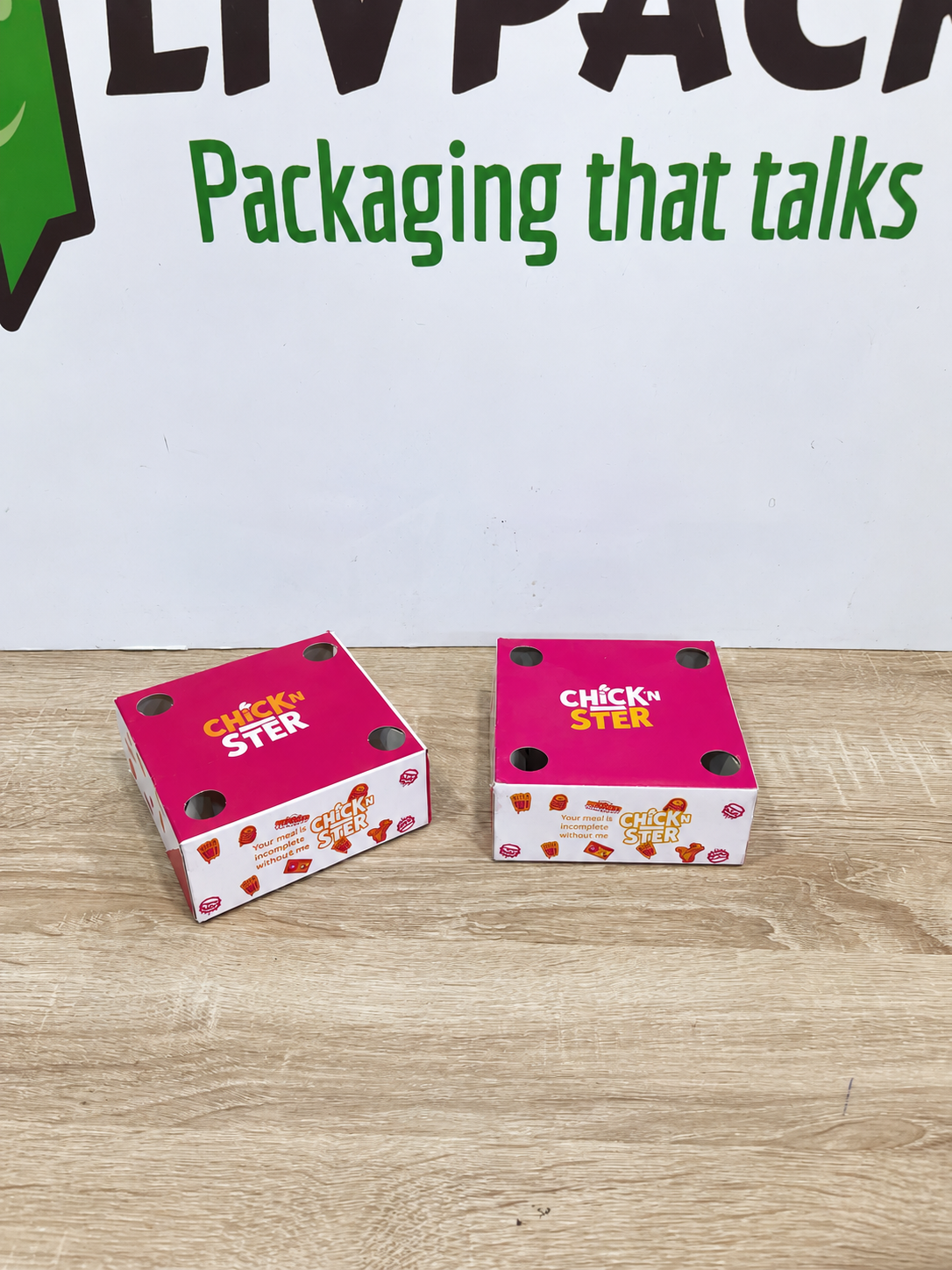 Boîte frites, potatoes et nuggets personnalisée 12 × 12 × 5 cm — photo fermee éclaircie, logo LIVPACK en arrière-plan