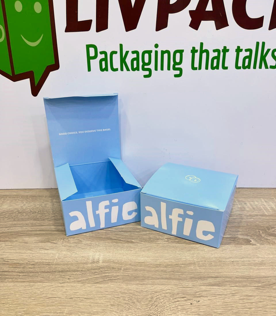 Boîte personnalisée 14 × 14 × 7 cm pour pâtisserie et restauration — exemple ouverte et fermée