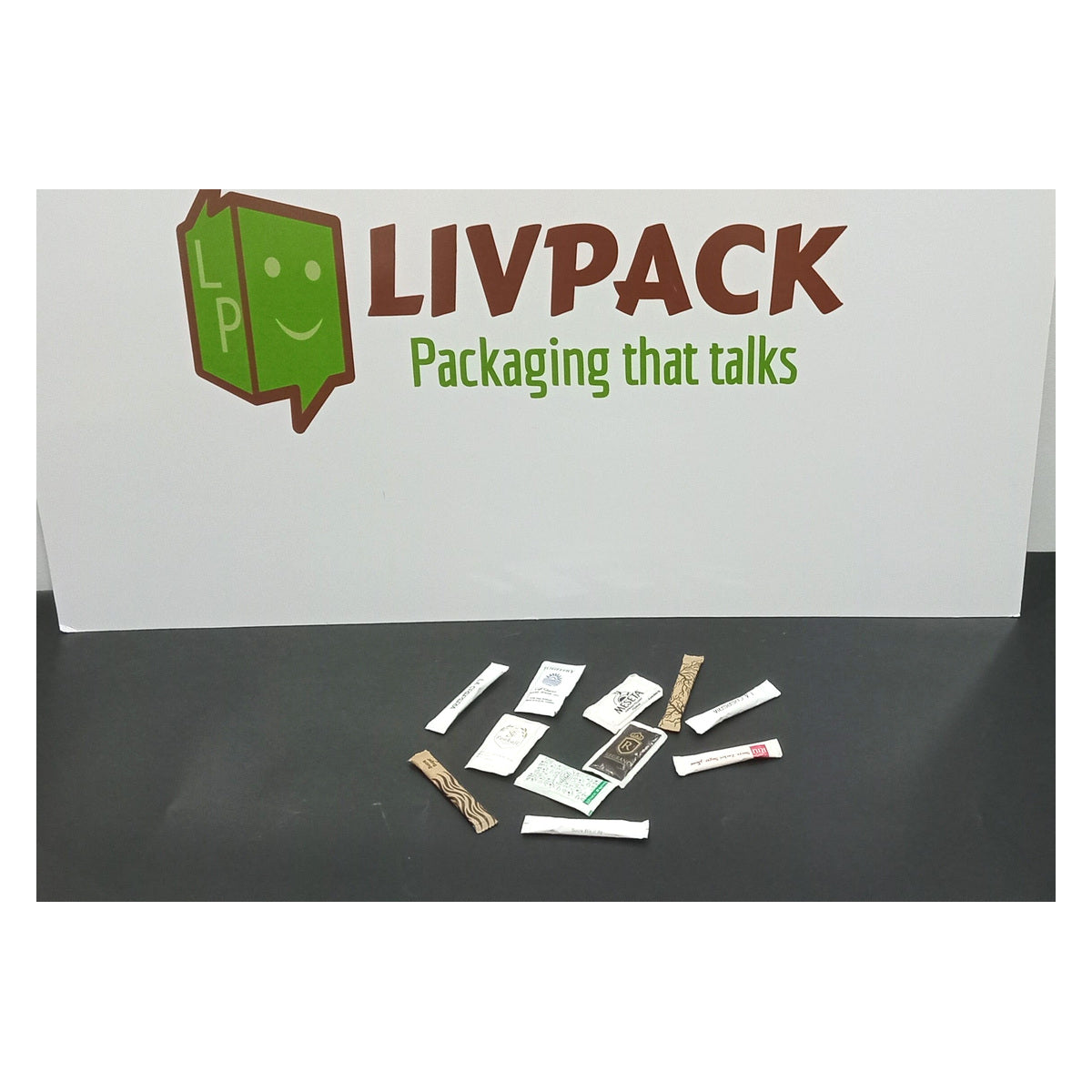 sachets kraft marron et blanc avec logos personnalisés