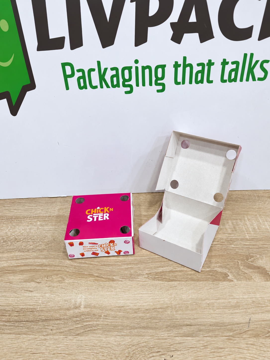 Boîte frites, potatoes et nuggets personnalisée 12 × 12 × 5 cm — photo ouverte éclaircie, logo LIVPACK en arrière-plan
