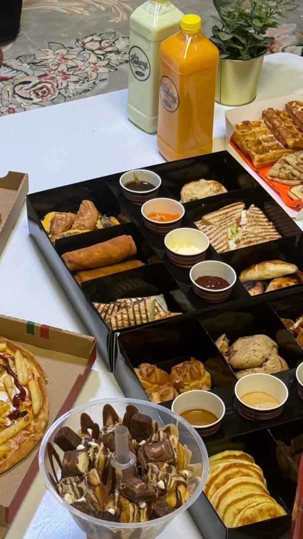 Exemple d’utilisation sucrée et salée de la boîte à six compartiments et quatre emplacements sauce