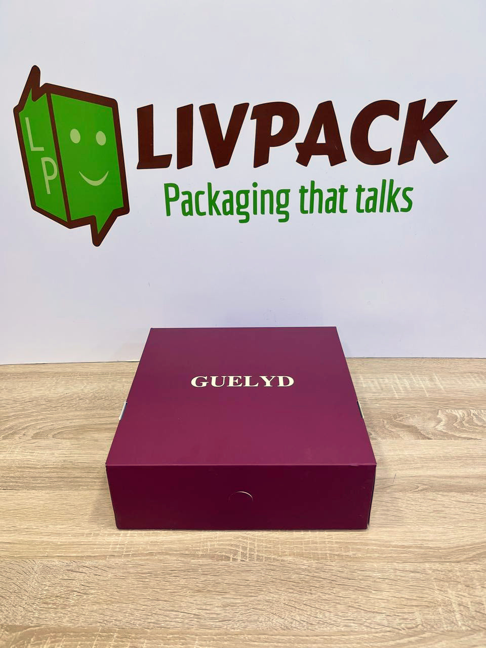 Boîte pâtissière personnalisée 27,5 × 27,5 × 10 cm avec logo GUELYD – Livpack Maroc – photo originale