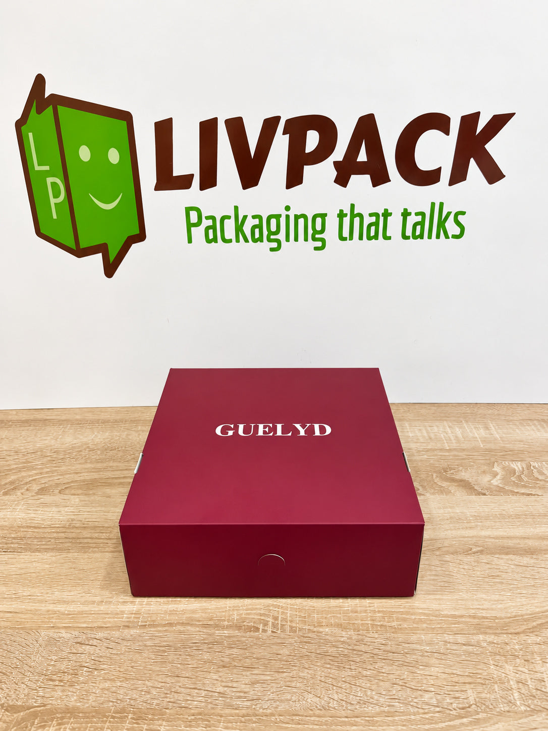 Boîte pâtissière personnalisée 27,5 × 27,5 × 10 cm avec logo GUELYD – Livpack Maroc – photo éclaircie