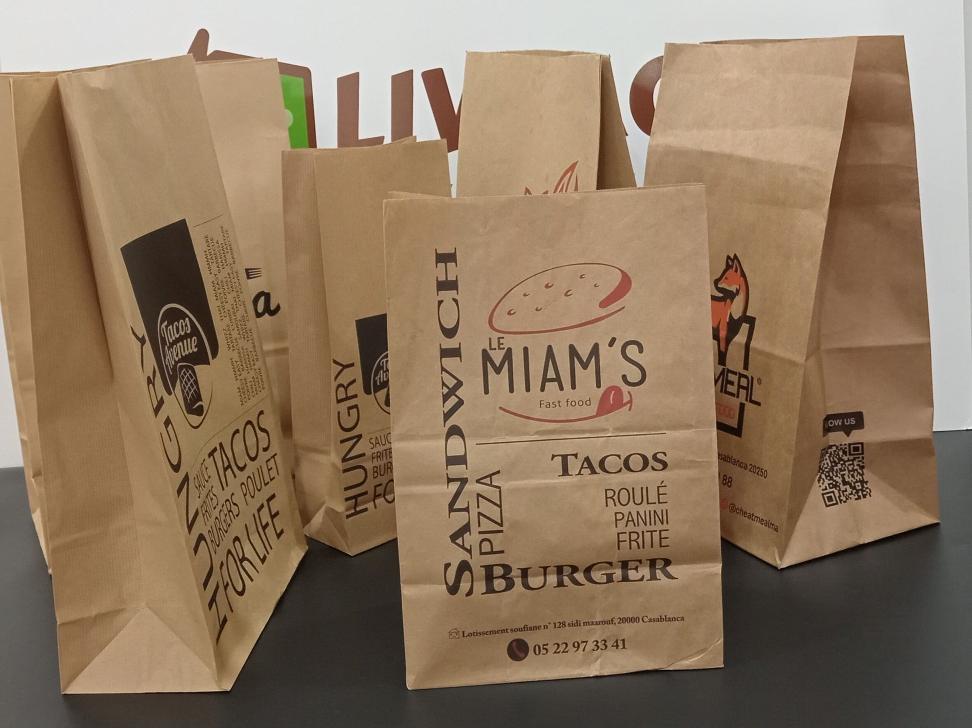 Sachets SOS personnalisés à fond carré en papier kraft brun avec impression logo – Solution Premium pour restauration et vente à emporter