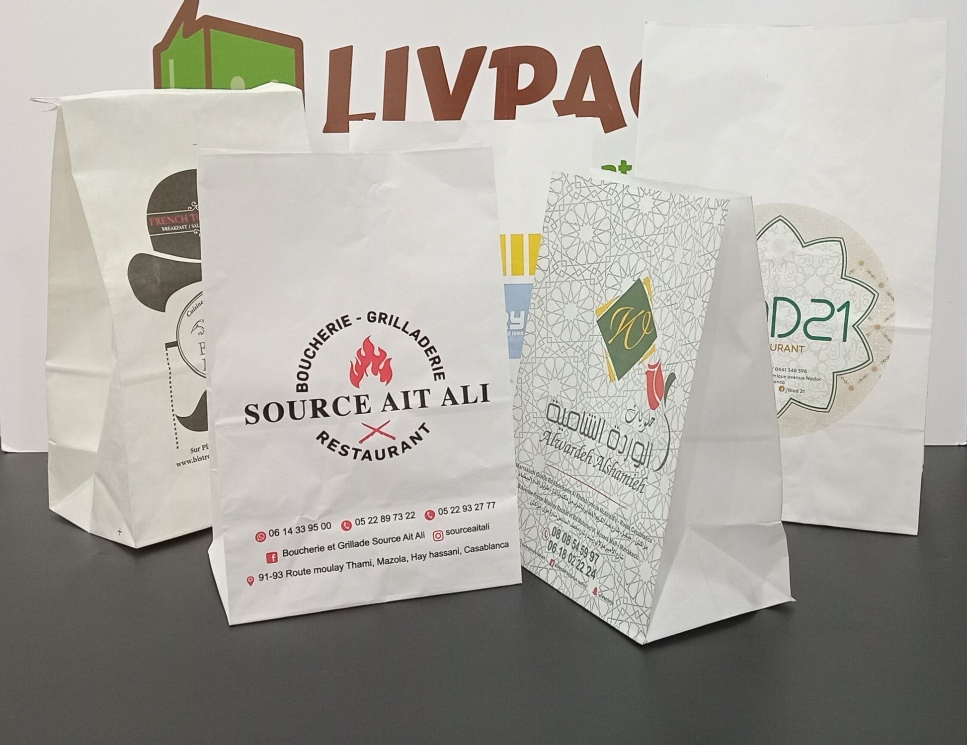 Sachets SOS personnalisés à fond carré en papier kraft blanc avec impression logo pour restaurants, snacks et vente à emporter – Solution Premium