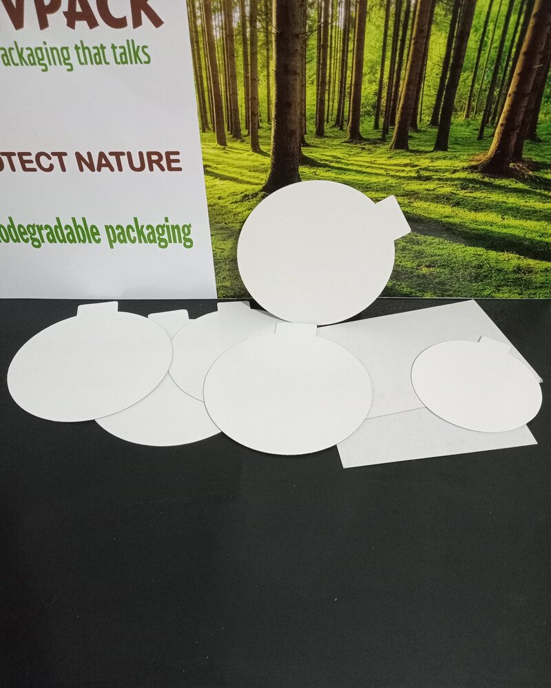 Sous-gâteaux blancs rigides ronds et carrés Livpack sur table bois